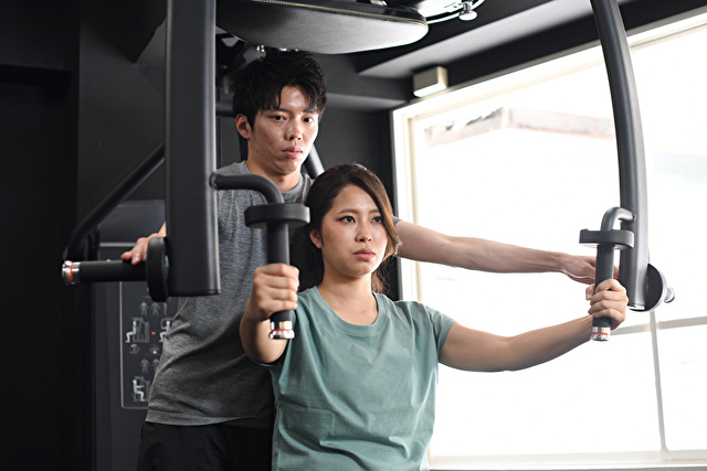 筋トレをする女性