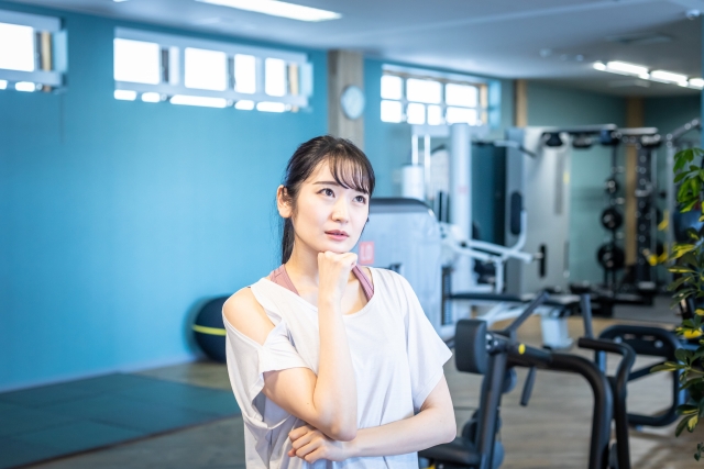 疑問に思う女性