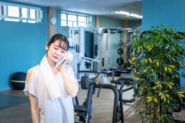 汗を拭く女性