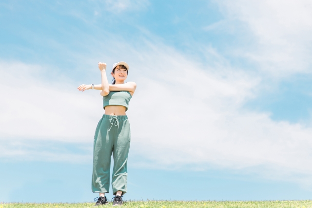 ストレッチしている女性
