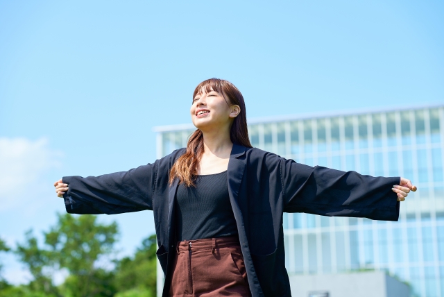 手を広げる女性