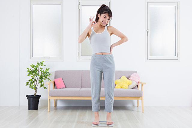 体重をはかる女性