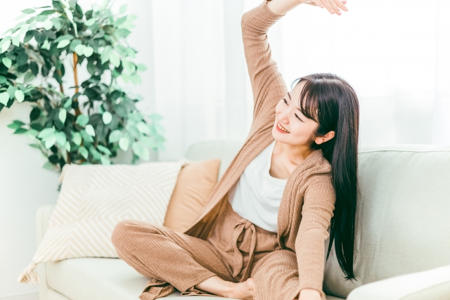 座りながら筋トレする女性