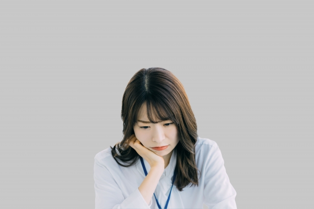 悩む女性