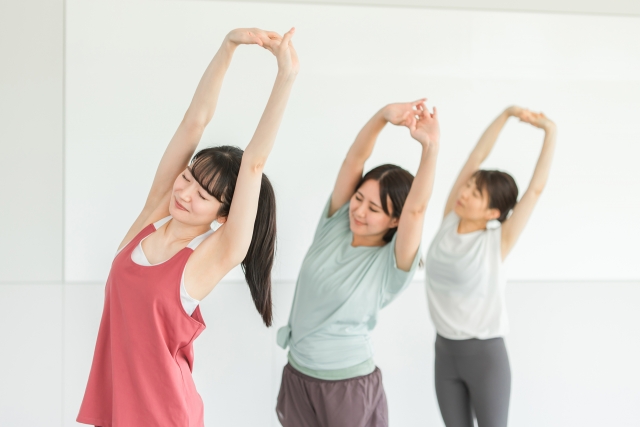 ストレッチをしている3人の女性