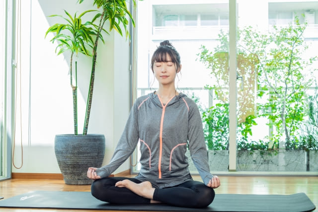 瞑想する女性