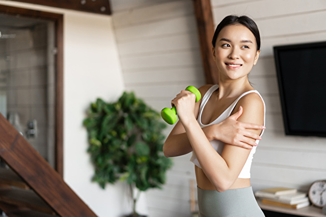 ダンベルで筋トレする女性