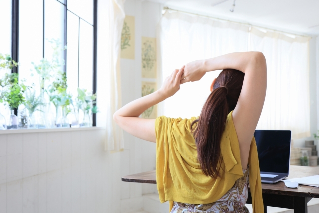 座ってストレッチする女性