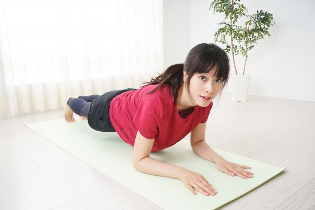 体幹を鍛える女性