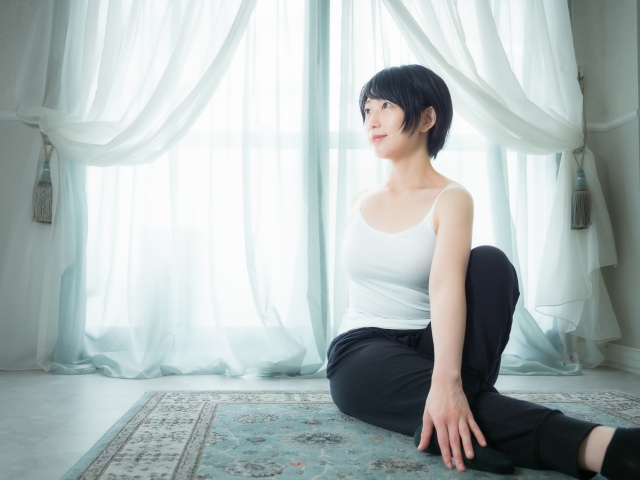 ストレッチをしているショートの女性