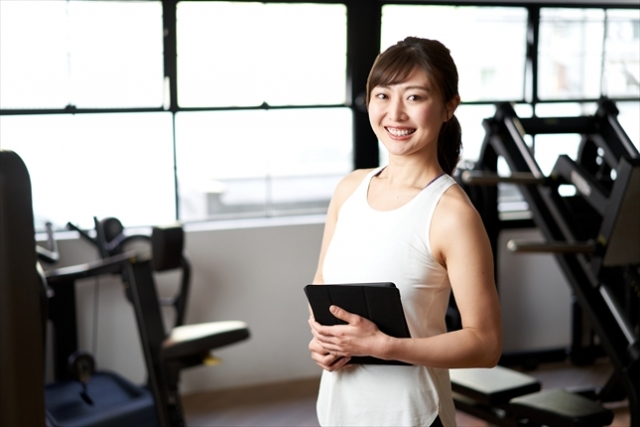 バインダーを持つ女性