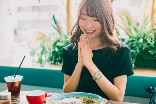 ダイエット中に外食する女性