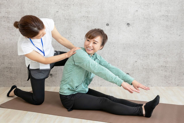 女性パーソナルトレーナーとトレーニングする女性