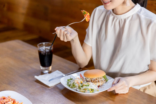 ダイエット中に外食をする女性