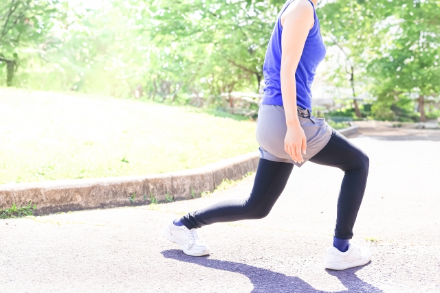 ふくらはぎのストレッチをする女性