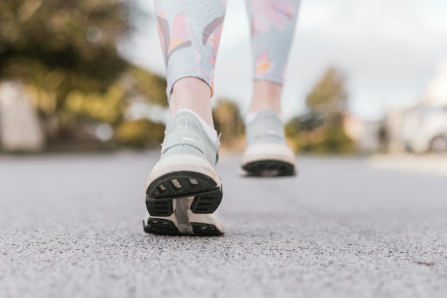 有酸素運動をする女性の足元