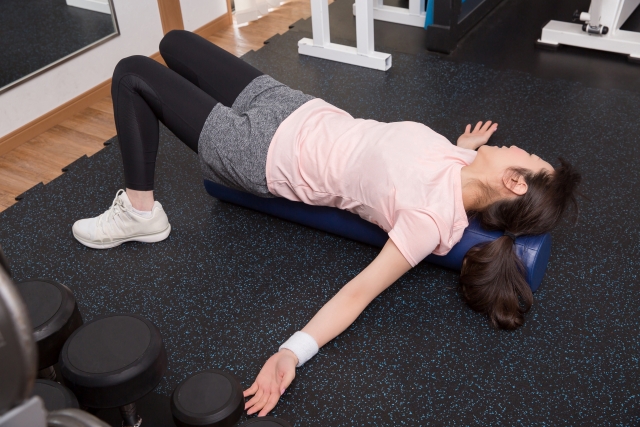 ストレッチポールを使う女性