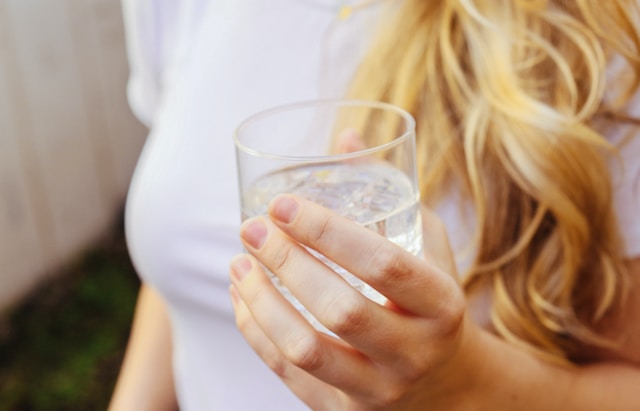 酵素ドリンクを飲む女性
