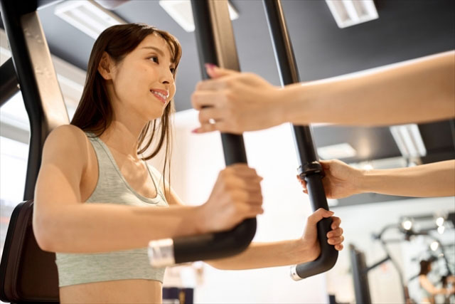 女性ジムトレーナー