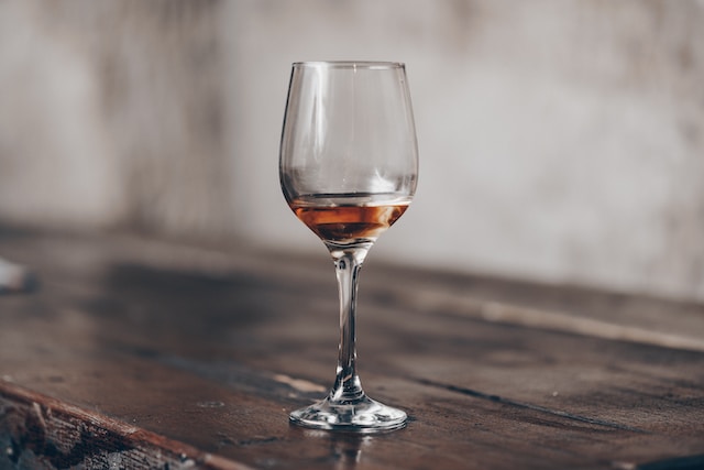 酵素ドリンクを飲む女性