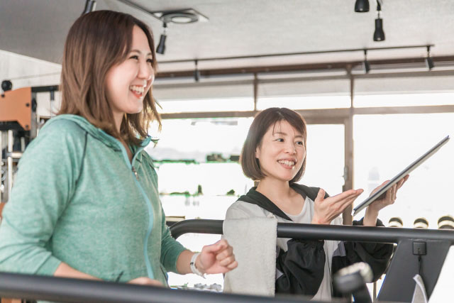 パーソナルジムで運動する女性