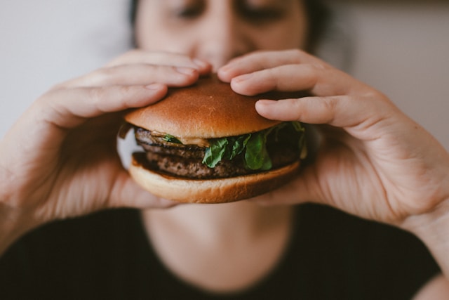ハンバーガーを食べる女性