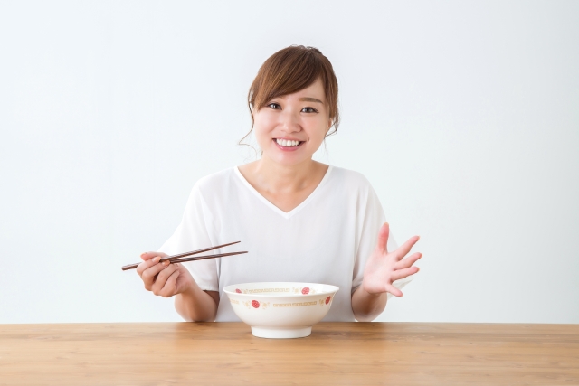 ラーメンを食べる女性