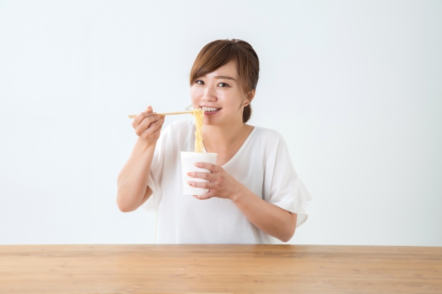 ラーメンを食べる女性